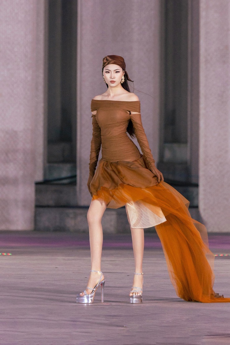 Bùi Thu Thủy sinh năm 2003, quê Hưng Yên (Thái Bình cũ), là sinh viên trường Đại học Sư phạm Nghệ thuật Trung ương. Song song việc học tập tại trường, 10X còn theo đuổi hoạt động nghệ thuật với vai trò mẫu ảnh, từng đóng MV “Người đơn phương yêu kẻ đơn phương” của Đan Trường.