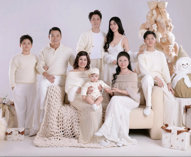 Khoảnh khắc Giáng sinh ấm áp của gia đình nghệ sĩ Việt - 5