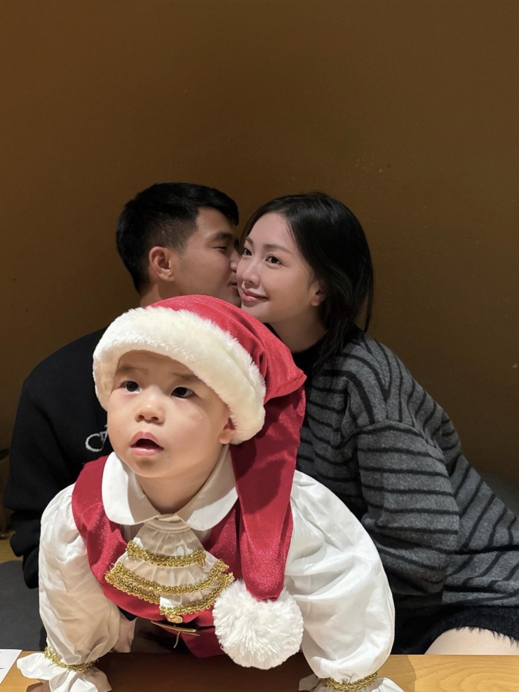 Tiền đạo Hà Đức Chinh đăng tải khoảnh khắc ngọt ngào bên bà xã Mai Hà Trang và con trai nhỏ Phin (biệt danh con trai Đức Chinh). Đáng yêu hơn cả, cậu bé hóa thân thành Ông già Noel, kèm dòng chú thích hóm hỉnh: “Tới công chuyện với Ông già Noel thật chứ".