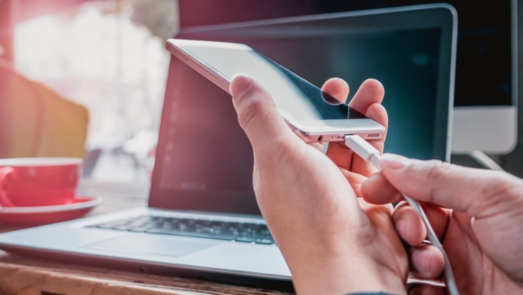 Việc sử dụng bộ sạc laptop để sạc pin smartphone là hoàn toàn có thể