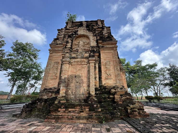 Tháp Chót Mạt tọa lạc tại huyện Tân Biên cũ của tỉnh Tây Ninh, cách trung tâm thành phố Tây Ninh cũ khoảng hơn 20km về phía Tây Bắc. Tháp được xây trên một gò đất hình chữ nhật hơi nhô lên, xung quanh là tường gạch thấp. Do nằm giữa cánh đồng, du khách có thể nhìn thấy khu tháp từ đằng xa.