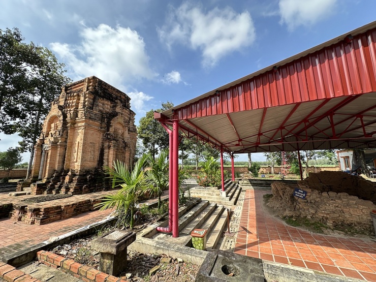 Tháp Chót Mạt được xây dựng vào khoảng thế kỷ thứ 8 trong&nbsp;thời kỳ hậu Óc Eo. Nhưng mãi đến khoảng đầu thế kỷ 20&nbsp;(có tài liệu ghi là giữa thế kỷ 19), tháp mới được các nhà khảo cổ phát hiện ra. Lúc mới được phát hiện, công trình đã bị hư hại nhiều dưới sự tác động của thời gian và môi trường. Phải qua nhiều đợt sửa chữa, trùng tu cùng công tác khảo cổ, bảo tồn, tháp mới có được dáng hình như ngày hôm nay.