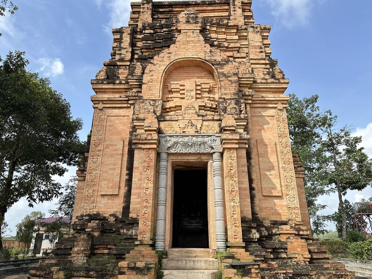 Về thiết kế kiến trúc, tháp Chót Mạt được xây hình vuông với 4 cạnh theo 4 hướng có chiều cao 10m tính từ mặt đất lên đến đỉnh tháp. Cửa ra vào tháp là duy nhất và nằm ở hướng Đông. Chân tháp gồm 3 tầng xếp chồng lên nhau và nhỏ dần lên phía trên.