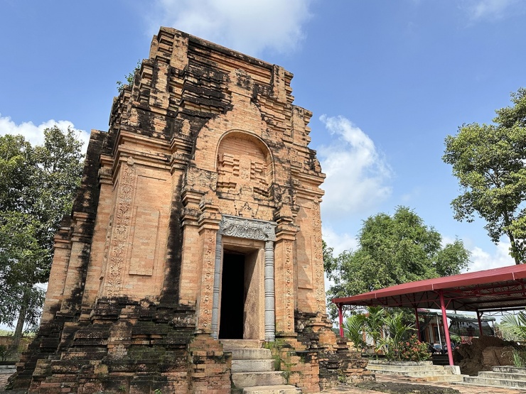 Tháp không có chóp mái, và cái tên Chóp Mạt hay Chót Mạt có được cũng là bắt nguồn từ việc ngôi tháp khi được phát hiện đã bị mất đi phần chóp. Dù đã trải qua nhiều lần trùng tu, công trình vẫn chưa được khôi phục lại phần mái như thời quá khứ huy hoàng.