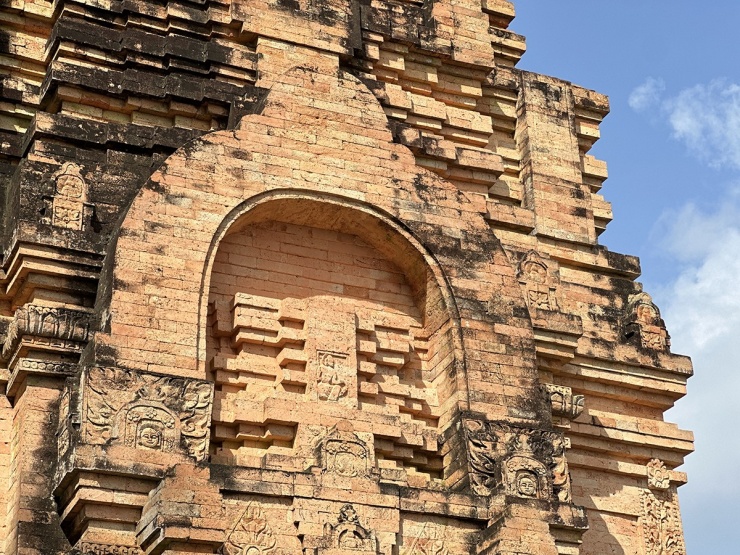 Mặt tường ngoài của tháp Chót Mạt là nghệ thuật chạm khắc nổi – những bức phù điêu mang hình ảnh hoa lá, chim muông, thánh thần… Dưới đôi mắt sáng tạo và bàn tay khéo léo của những người thợ lành nghề, cuộc sống của vương quốc Phù Nam xưa hiện lên thật tài tình và sống động.