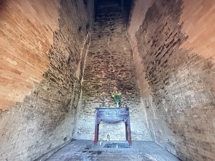 Khu vực thờ cúng bên trong tháp khá đơn giản. Không gian hơi nặng mùi vì vài chú dơi làm tổ ở tít trên tường cao.