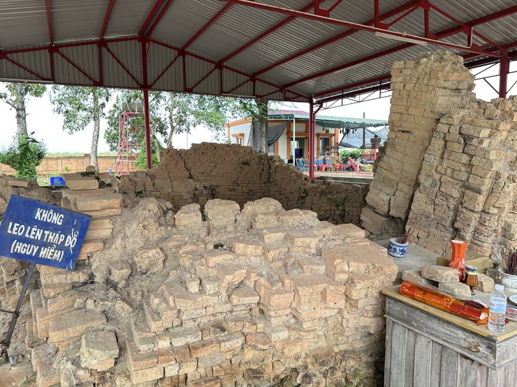 Một phần kiến trúc đã bị sụp đổ của tháp Chót Mạt, được quây lại làm công tác bảo tồn và học thuật. Mỗi một viên gạch trong đống đổ nát đều chứa đựng những câu chuyện lịch sử và văn hóa sâu sắc.