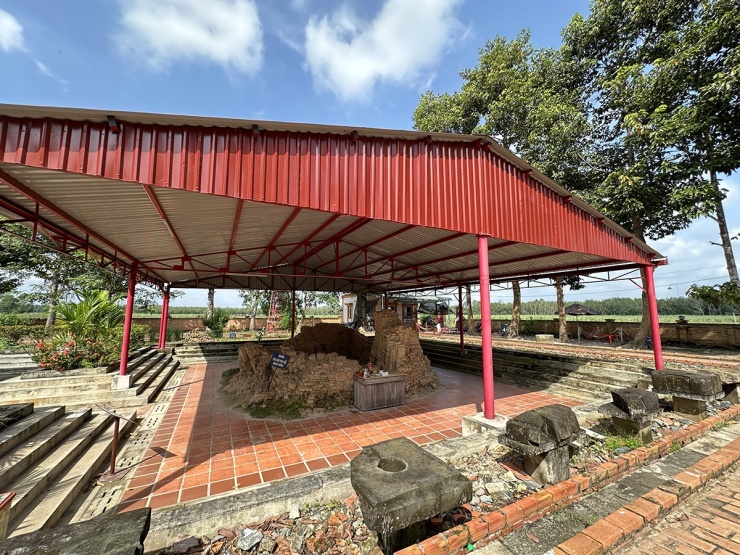 Một số di tích còn lại bao gồm bệ thờ Yoni và một số bức tượng thần Vishnu bằng sa thạch là bằng chứng cho thấy tháp ban đầu được dùng để thờ phụng thần Vishnu.