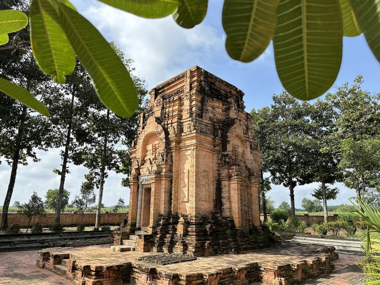 Vào năm 1993, Bộ Văn hóa, Thể thao và Du lịch đã công nhận tháp Chót Mạt là Di tích lịch sử – văn hóa quốc gia. Tháp Chót Mạt là nhân chứng sống cho nền văn hóa Óc Eo từng có quá khứ phát triển hào hùng của vương quốc Phù Nam xưa. Nếu có dịp về xứ Tây Ninh, mời bạn ghé qua thăm ngôi tháp cổ để nhìn lại một dấu ấn văn hóa lịch sử quan trọng.