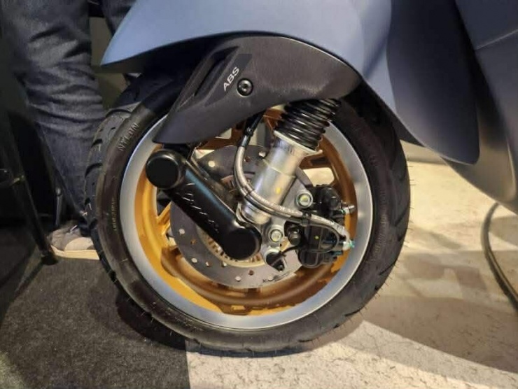 Vespa Officina 8 GTV 300 và Sprint 150 chính thức ra mắt - 3