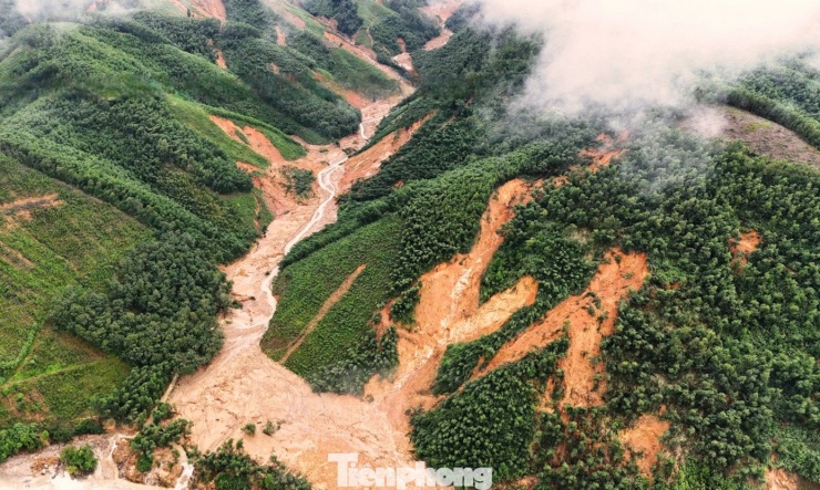 Theo ông Nguyễn Vũ Linh - Giám đốc Vườn Quốc gia Bạch Mã, đợt mưa lớn kéo dài từ cuối tháng 10 đến đầu tháng 11 vừa qua đã gây thiệt hại nặng nề cho hạ tầng của Vườn. Riêng ngày 27/10, lượng mưa đo được tại đây lên tới 1.739,6 mm, trở thành mức cao hiếm gặp, được đánh giá là “khủng khiếp” từ trước đến nay.