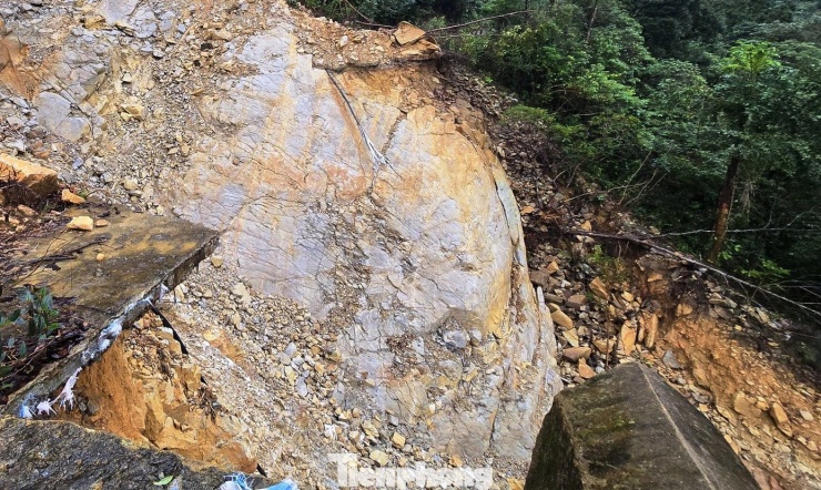 Mưa lớn liên tiếp khiến nhiều khu vực dọc sườn núi xuất hiện nguy cơ sạt trượt, trong đó tuyến đường tuần tra nối từ Quốc lộ 1 lên đỉnh Bạch Mã bị ảnh hưởng nghiêm trọng nhất. Tại Km9 + 500, taluy âm bị sạt dài khoảng 25 m, ăn sâu vào mặt đường từ 0,5 - 1 m; tổng chiều dài đoạn sạt lên đến khoảng 100 m, độ sâu từ 30 - 50 m. Tuyến đường bị chia cắt hoàn toàn, không thể lưu thông, đồng thời hệ thống cáp ngầm trung thế bị đứt, gây mất điện cục bộ và tiềm ẩn nguy cơ mất an toàn.