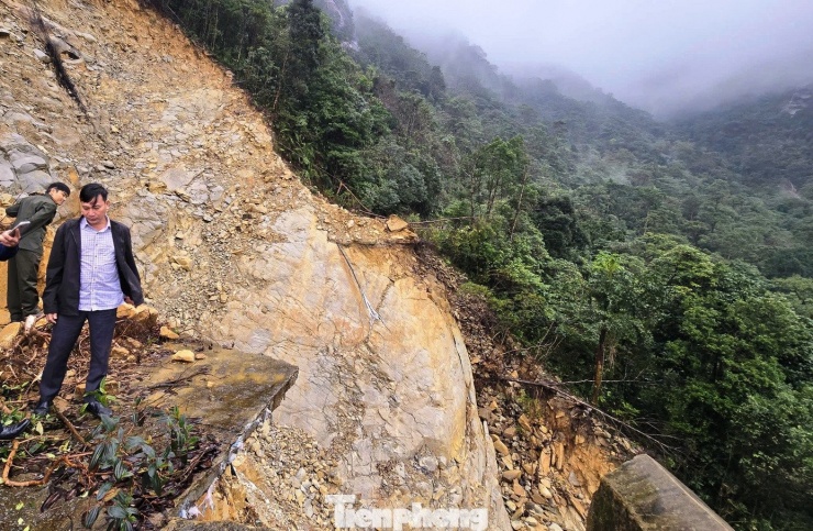 Trước tình hình trên, Vườn Quốc gia Bạch Mã đã phát thông báo tạm dừng toàn bộ hoạt động tham quan khu vực đỉnh Bạch Mã để đảm bảo an toàn cho du khách. Cùng với đó, đơn vị huy động lực lượng kỹ thuật kiểm tra hiện trường, đánh giá mức độ hư hại và triển khai các biện pháp đảm bảo an toàn bước đầu như cắm biển cảnh báo, căng dây an toàn, thông tin rộng rãi trên các kênh truyền thông để hạn chế người dân, du khách di chuyển qua khu vực nguy hiểm.
