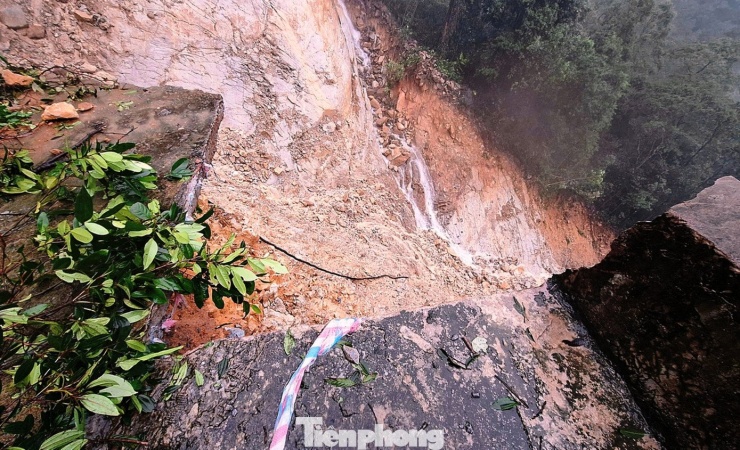 Vườn Quốc gia Bạch Mã cũng đã tổng hợp, báo cáo đầy đủ tình hình thiệt hại do sạt lở gây ra, gửi Cục Lâm nghiệp và Kiểm lâm và UBND TP Huế để xin ý kiến chỉ đạo. Trên cơ sở đó, đơn vị chủ động phối hợp mời các chuyên gia, đơn vị tư vấn khảo sát, đánh giá hiện trạng, tham vấn các phương án khắc phục, làm cơ sở đề xuất chủ trương đầu tư.