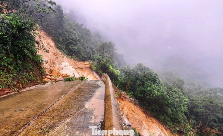 Đến nay, Cục Lâm nghiệp và Kiểm lâm đã có văn bản thống nhất đưa nội dung khắc phục sự cố sạt lở tuyến đường lên đỉnh Bạch Mã vào chương trình đầu tư công giai đoạn 2026 - 2030. UBND TP Huế cũng đã chỉ đạo Sở Xây dựng chủ trì, phối hợp với các đơn vị liên quan và Vườn Quốc gia Bạch Mã kiểm tra hiện trường, tham mưu phương án hỗ trợ phù hợp.