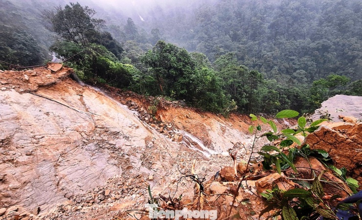 Tuy nhiên, theo đánh giá, đây là điểm sạt lở đặc biệt nghiêm trọng, phạm vi ảnh hưởng lớn, việc khắc phục triệt để cần nguồn kinh phí đầu tư rất lớn, phải trông chờ vào nguồn vốn đầu tư công trong giai đoạn tới.