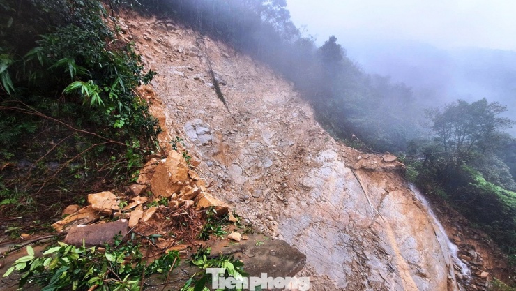 Ông Nguyễn Vũ Linh cho biết, Vườn đã đưa khoảng 10 xe gắn máy sang đoạn đường chính dẫn lên đỉnh núi phía bên kia khu vực sạt lở, nhằm vừa phục vụ tuần tra bảo vệ rừng và sẵn sàng cho hoạt động du lịch khi phương án di chuyển bằng ròng rọc được triển khai và các lối mòn đảm bảo an toàn hơn.