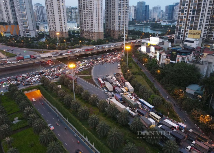 Hướng di chuyển từ Đại lộ Thăng Long ra Vành đai 3. Ảnh: Nhật Minh