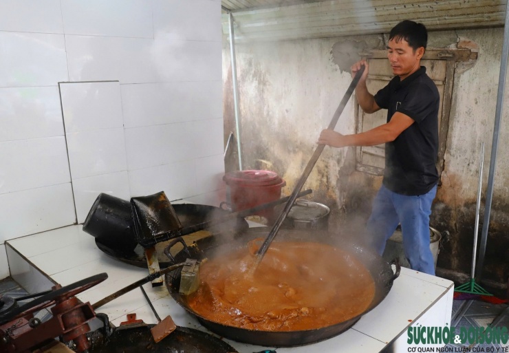 Cơ sở sản xuất, chế biến mật mía của anh Phạm Quang Yên (43 tuổi), xóm Xuân Lam, xã Nghĩa Hưng, rộng hàng nghìn mét vuông, duy trì nghề làm đường truyền thống của gia đình.