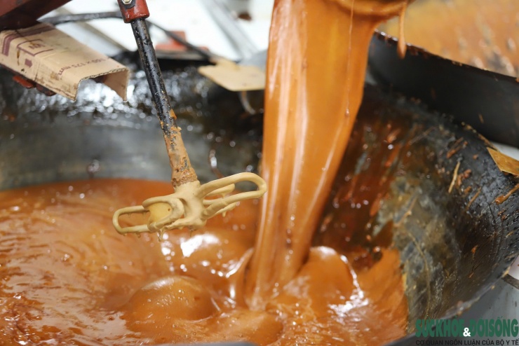 Mật mía được nấu liên tục trong khoảng một giờ, vợ chồng anh Yên thay nhau khuấy đều để tránh cháy, đảm bảo chất lượng thành phẩm. Sau khi đạt độ chín, mật được đưa sang chảo có gắn động cơ để đánh tan trong 10 - 15 phút trước khi đổ khuôn.