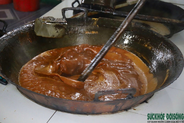 Bếp nấu mật được xây kiên cố bằng bê tông, gồm các nồi chuyên dụng nối liền nhau, phục vụ các công đoạn nấu, đánh và hâm mật mía. Quá trình nấu nước mía cần người quan sát và vớt bọt, lọc qua nhiều lần để loại bỏ cặn bẩn.