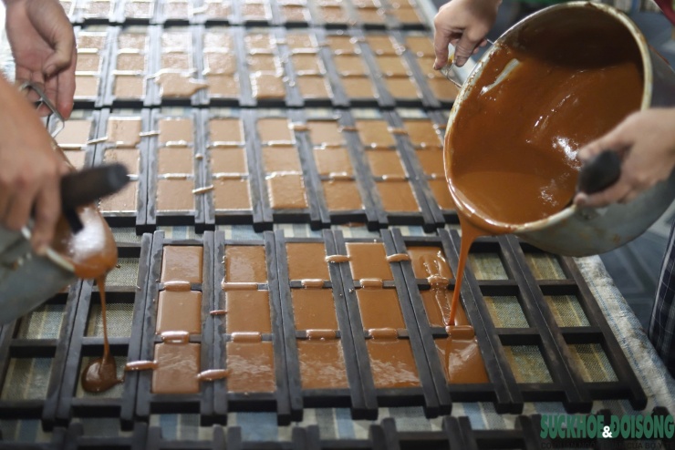 Gia đình anh Yên trồng khoảng 4 ha mía, đồng thời thu mua thêm mía của người dân trong vùng để nấu mật, trữ trong hàng trăm thùng phuy inox phục vụ sản xuất quanh năm. Mật chín được đổ vào khuôn, tạo hình những thanh đường phên.