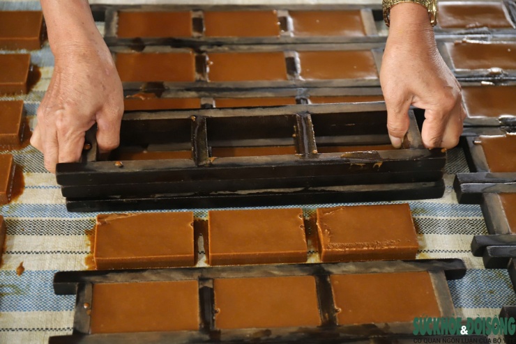 Mật đường mía cô đặc trong khuôn và dàn đều trên bề mặt. Khoảng 30 phút sau mật mía nguội, tạo thành một tảng đường lớn.