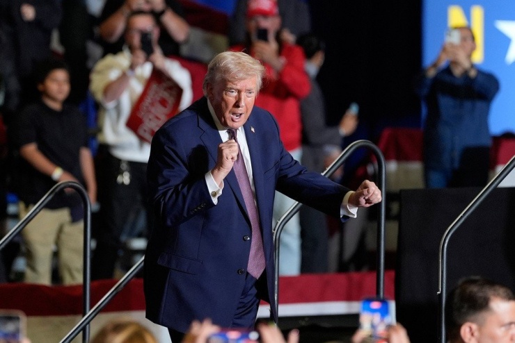 Tổng thống Mỹ Donald Trump giao lưu với khán giả sau khi phát biểu tại sự kiện ở Bắc Carolina ngày 19/12. (Ảnh AP)