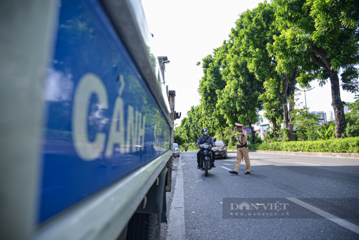 heo luật sư, Thông tư 73/2024/TT-BCA quy định rõ các trường hợp Cảnh sát giao thông hóa trang, mặc thường phục được dừng xe xử lý vi phạm. Ảnh: Dân Việt.