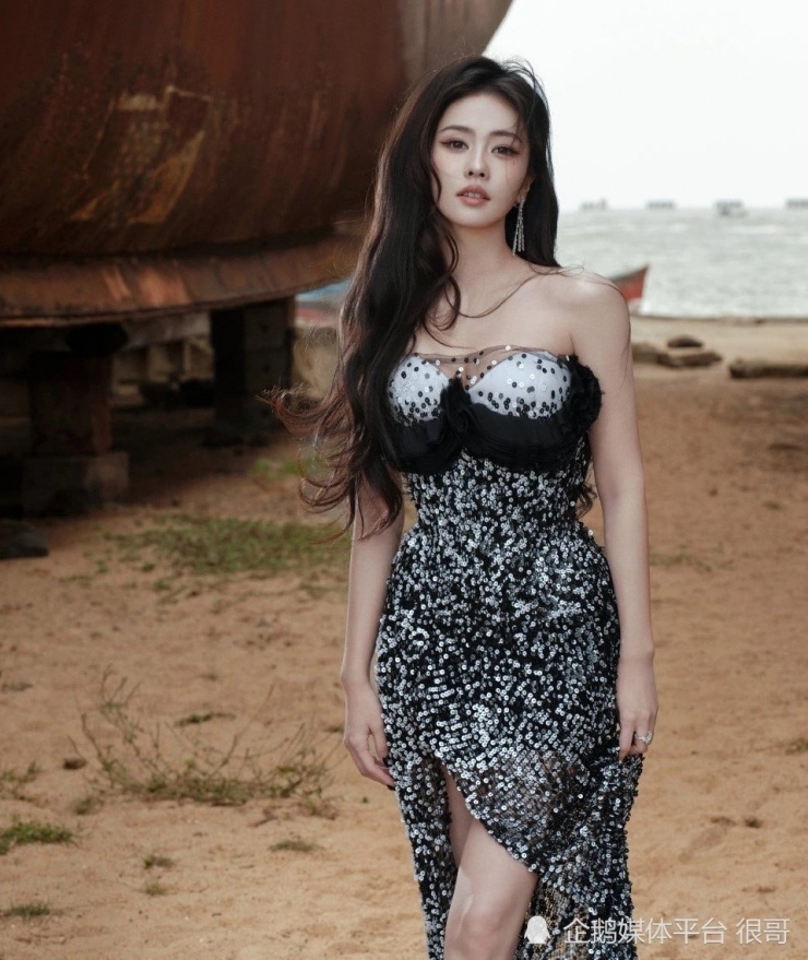 'Ngôi sao' nữ nào mặc đẹp nhất 'Lễ trao giải Tencent Video All Star Awards 2025'? - 1