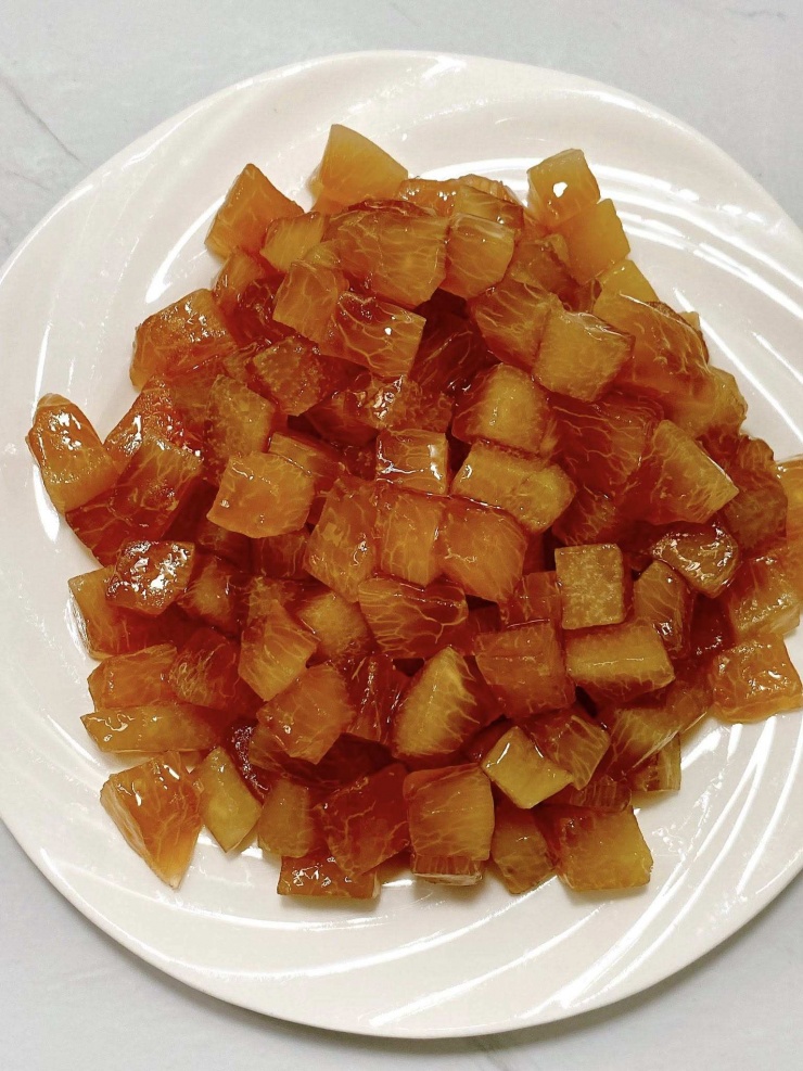 Giòn nhẹ bên ngoài, mềm dai bên trong, cùi bưởi là linh hồn của chè bưởi