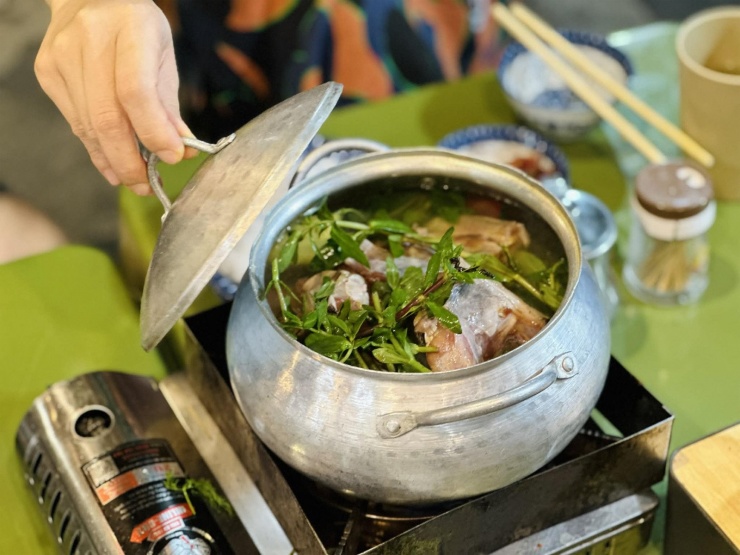 Bạn nên hạn chế ăn các món quá nóng. Ảnh: Ban Mai