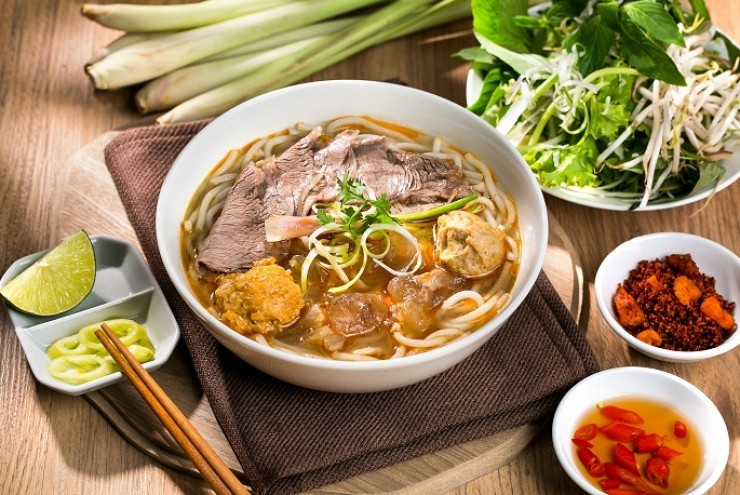 Lạnh trời vào bếp nấu tô bún bò Huế ngon khó cưỡng