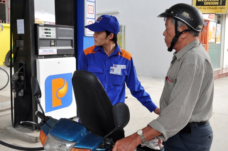 Giá xăng RON95 giảm mạnh về mốc 19.000 đồng/lít - 1