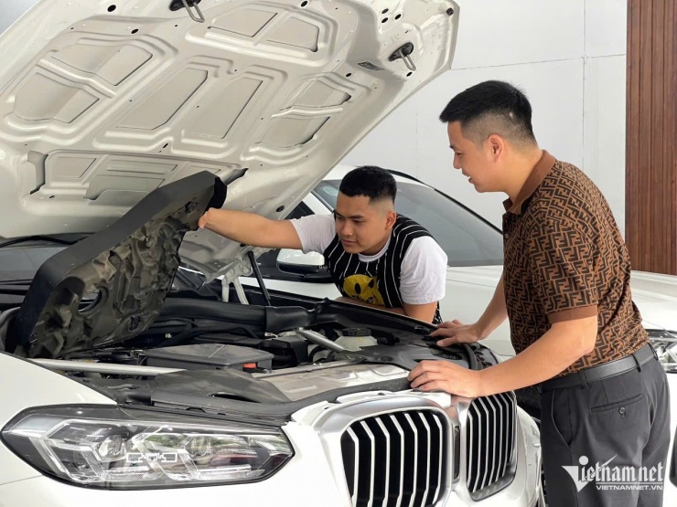 Nếu mặt trên nắp ca-pô có thể được sơn sửa khá hoàn hảo thì mặt dưới lại là nơi “tố cáo” rõ nhất tình trạng xe từng va chạm mạnh ở phía trước. Ảnh: Hoàng Hiệp