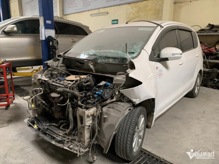 Một chiếc xe bị đâm đụng mạnh sẽ ảnh hưởng đến toàn bộ khung gầm, phần đầu xe và kính lái. Ảnh: Hoàng Hiệp