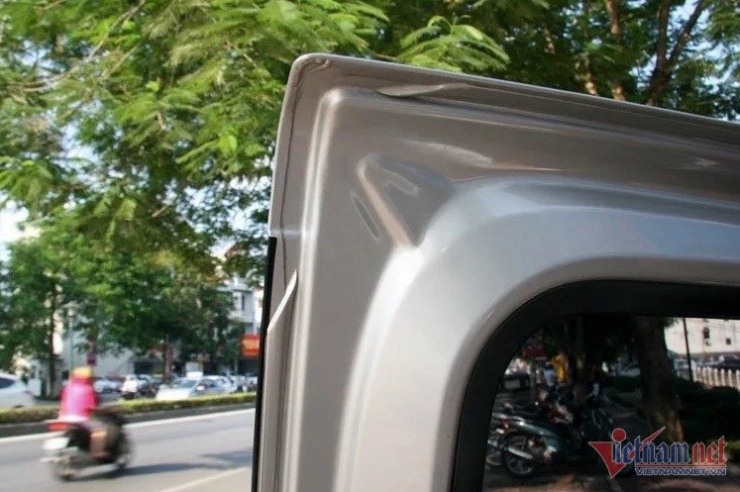 Keo chỉ ở mép, khe cửa nguyên bản thường rất đều và liền mạch. Ảnh: Hoàng Hiệp