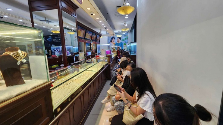 Người mua xếp hàng dài khiến cửa hàng vàng phải hạn chế số lượng bán ra. Ảnh: Thái Nguyễn