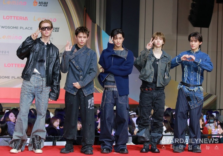 Thảm đỏ SBS Gayo Daejeon 2025: Aespa "mạnh ai nấy đẹp", Yujin lạc tông IVE vẫn xinh - 2