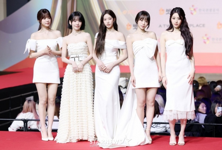 LE SSERAFIM thanh lịch với đầm trắng sáng bừng khung hình ngay khi xuất hiện.