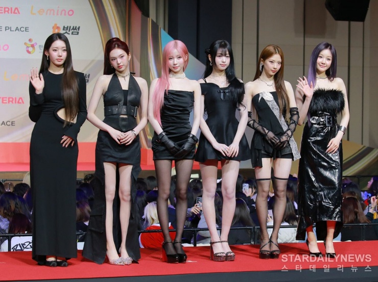 BABYMONSTER lên thảm đỏ với tông đen mỗi người một vẻ. Ahyeon được khen xinh như búp bê, nhẹ nhàng, yêu kiều hơn với bản ngã sân khấu. Ruka gây ấn tượng mạnh với set phối phá cách cùng tất và găng tay xuyên thấu phối ren. Rora được giao chiếc đầm có cut-out khoe eo nhẹ nhưng chưa tối ưu việc tôn lên vóc dáng của cô.