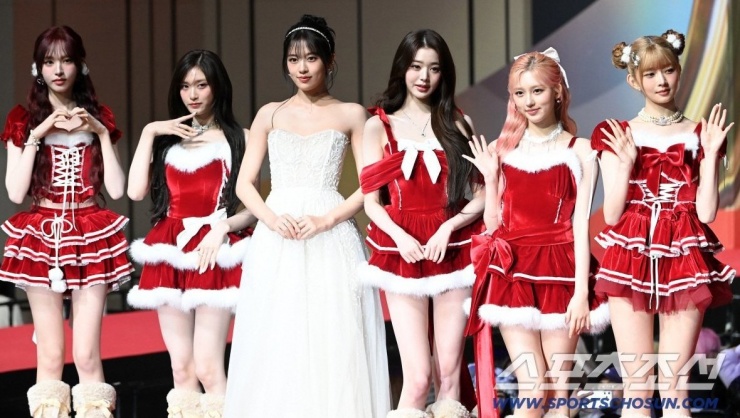 Yujin lạc tông với hội chị em IVE khi xuất hiện với chiếc váy dạ hội trắng dài. Vì cô đảm nhiệm vai trò MC, sẽ đi thảm đỏ một lần nữa nên điều này không phải vấn đề lớn. Tình huống này giống với năm ngoái. Các thành viên còn lại của IVE rực rỡ với đầm đỏ - trắng, ngọt ngào như những công chúa tuyết.