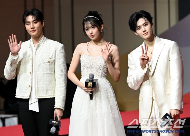 Bộ ba MC Young K (DAY6) - Yujin (IVE) - Jaemin (NCT DREAM) ra mắt khán giả, chốt lại thảm đỏ.