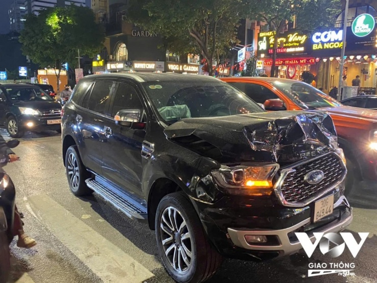 Ô tô gây tai nạn liên hoàn, nhiều người bị thương ở Hà Nội - 1