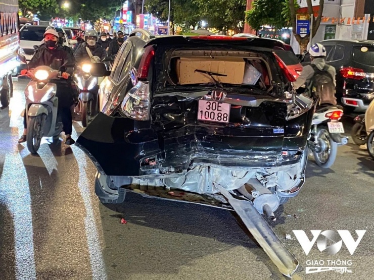 Ô tô gây tai nạn liên hoàn, nhiều người bị thương ở Hà Nội - 3