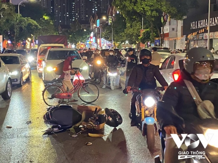 Ô tô gây tai nạn liên hoàn, nhiều người bị thương ở Hà Nội - 2
