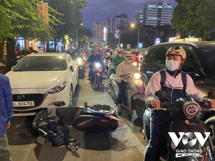 Ô tô gây tai nạn liên hoàn, nhiều người bị thương ở Hà Nội - 4