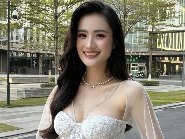 Hoa hậu Ý Nhi làm nhân viên bán hàng Dior