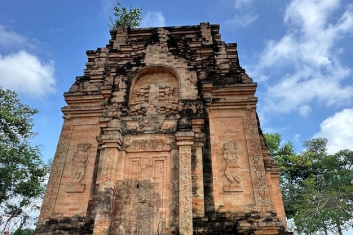 Đến tháp cổ Chót Mạt khám phá nền văn hóa Óc Eo