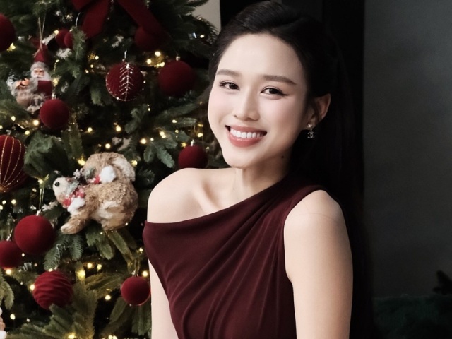 Đỗ Thị Hà diện váy ngắn cũn đón Noel đầu bên chồng